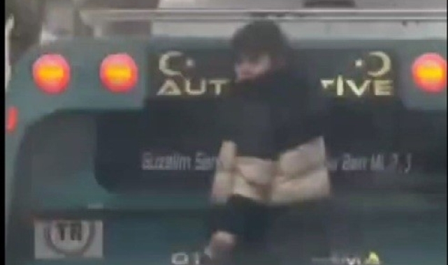 İzmir&#039;de çekici kasasında çocuk taşıyan sürücü yakalandı