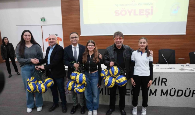 İzmir'de öğrenciler sporcularla buluştu: 750 adet voleybol topu hediye edildi