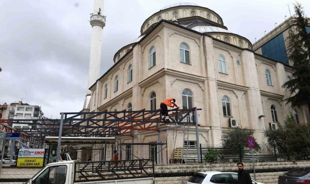 İzmit Eren Cami&#039;ne yeni sundurma