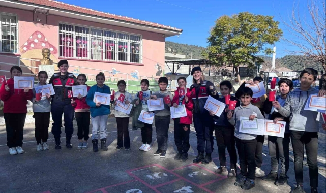 Jandarma ekipleri öğrencilerin karne heyecanına ortak oldu