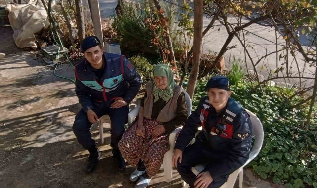 Jandarma yaşlı çınarları unutmuyor