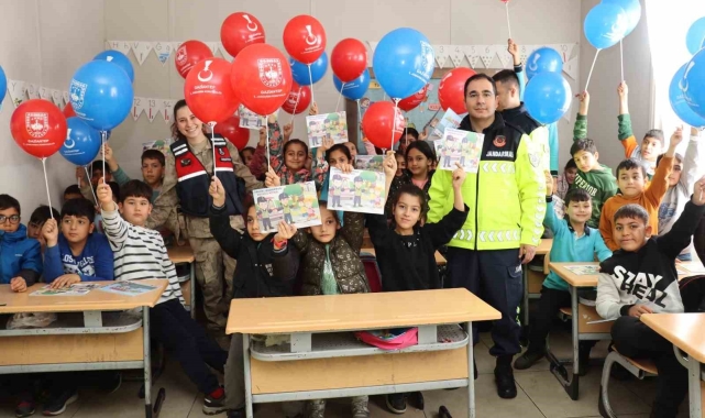 Jandarmadan depremzede öğrencilere trafik eğitimi