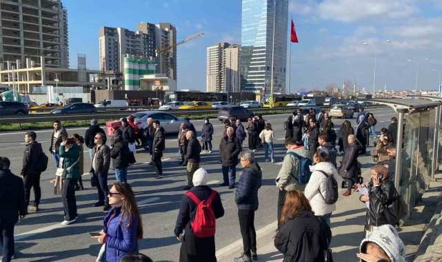 Kadıköy-Sabiha Gökçen Havalimanı metro hattında teknik arıza nedeniyle seferler aksadı