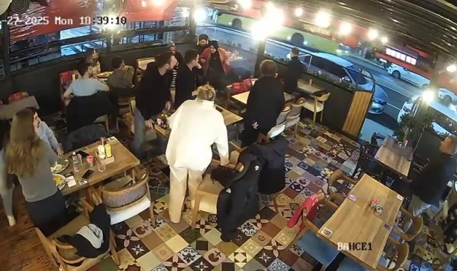 Kadıköy'de seyir halindeki araçtan restorana torpil atıldı