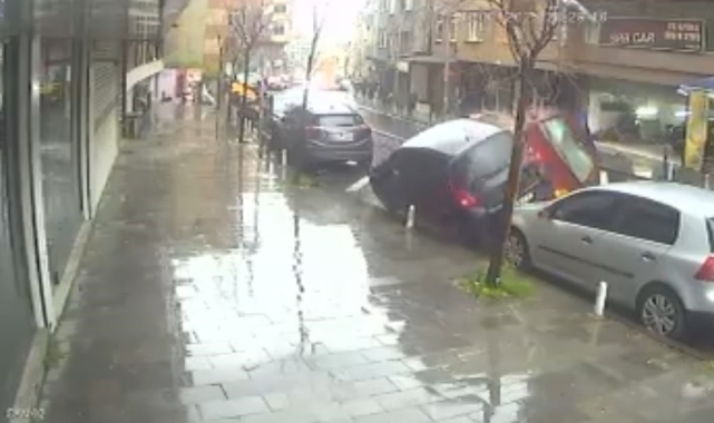 Kağıthane&#039;de tümsekten geçerken araçlara çarpan otomobil ortalığı birbirine kattı: O anlar kamerada