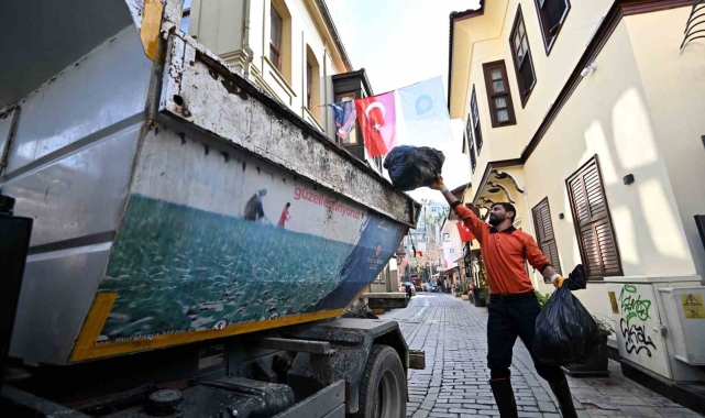 Kaleiçi'nde çöpte dedektiflik dönemi