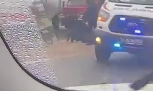 Kamyona çarpan otomobil, yol çalışması alanına devrildi: 2 yaralı