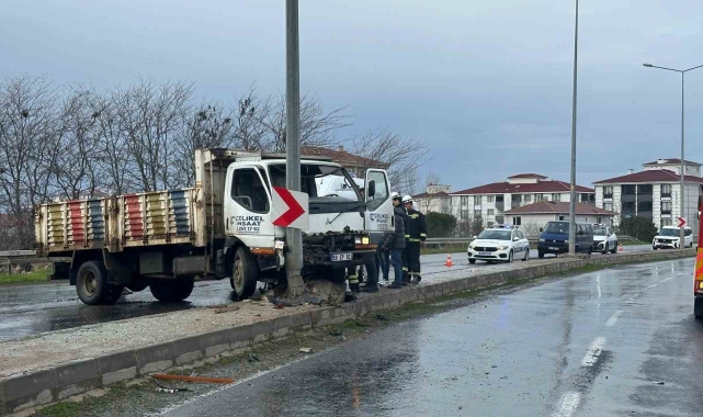 Kamyonet aydınlatma direğine çarptı: 2 yaralı