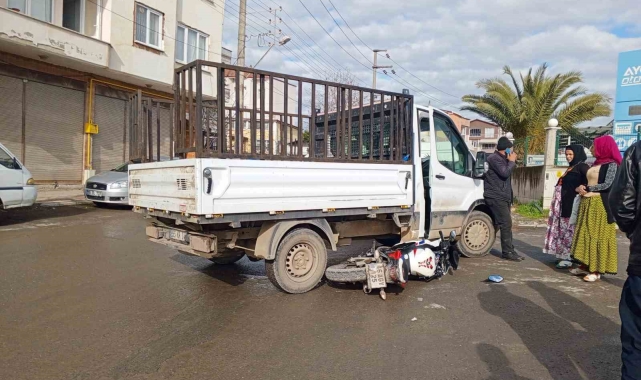 Kamyonete çarpan motosiklet sürücüsü yaralandı