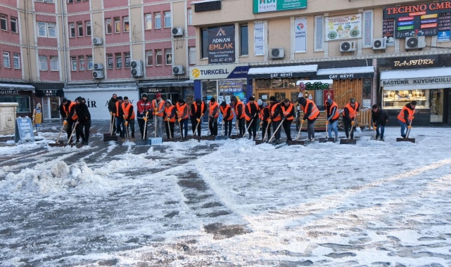 Kar yağışının etkili olduğu Erzincan'da kar küreme çalışmaları sürdürülüyor