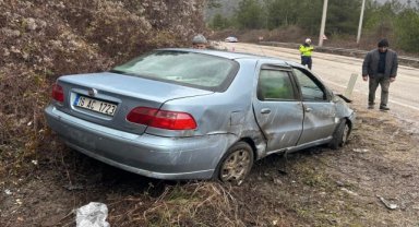 Karabük'te toprak yığınına çarpan otomobildeki 3 kişi yaralandı