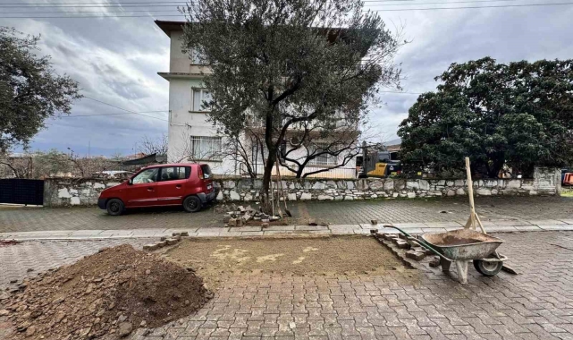 Karacasu'da yol bakım çalışmaları sürüyor