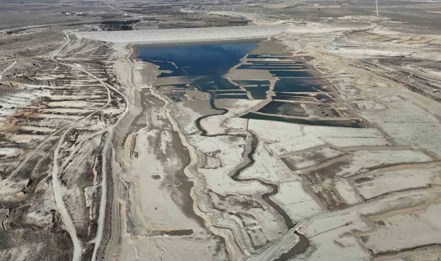 Karaman'da 50 yıllık su ihtiyacı için yapılan baraj kurudu