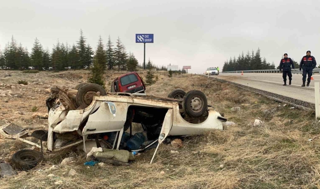 Karaman'da hafif ticari araç otomobile arkadan çarptı: 4 yaralı