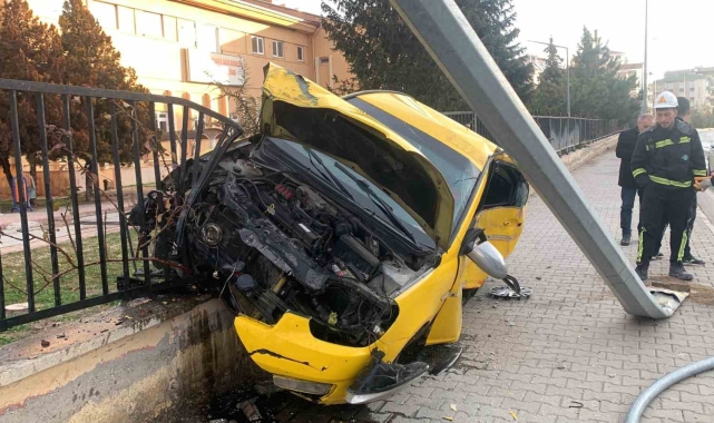 Karaman'da kontrolden çıkan ticari taksi çarptığı duvarda asılı kaldı: 1 yaralı