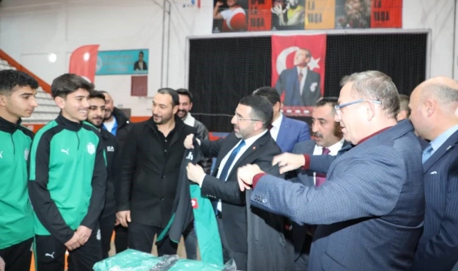 Kars'ta amatör spor kulüplerine malzeme desteği