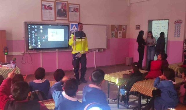 Kars'ta jandarmadan öğrencilere trafik semineri