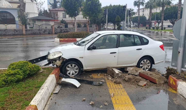 Kavşakta 2 otomobil çarpıştı: 3 yaralı