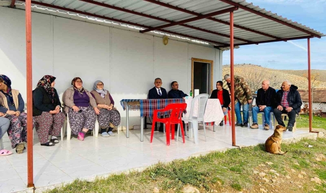 Kaymakam Güngör mahalle sakinlerinin sorunlarını dinliyor