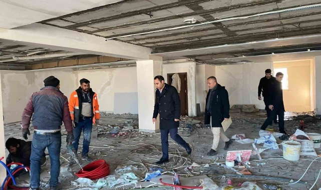 Kaymakam Partal, ilçe kütüphanesi tadilat çalışmalarını yerinde inceledi