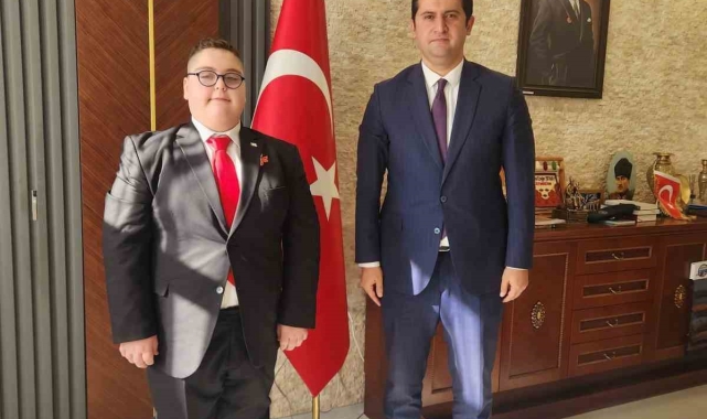 Kaymakam Şenay, İstiklal Marşı'nı Güzel Okuma Yarışması'nda il birincisi olan öğrenciyi ağırladı