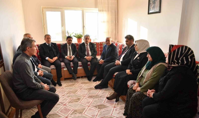 Kayseri protokolünden şehit ailelerine ziyaret
