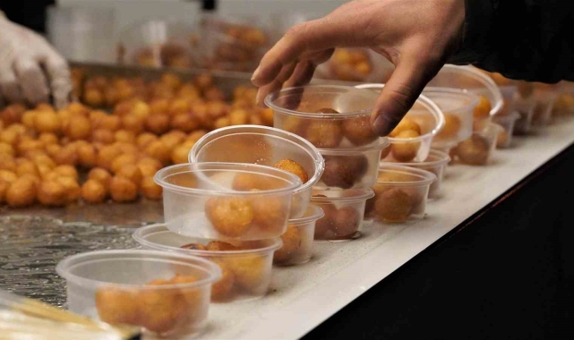 Keçiören Belediyesi'nden vatandaşlara kandil simidi ve lokma ikramı