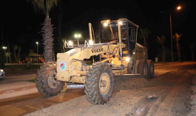 Kepez Belediyesi'nde yol bakım onarımı için gece mesaisi