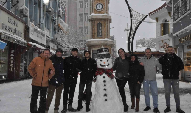 Keşan esnafı aileleriyle birlikte kar yağışının tadını çıkardı