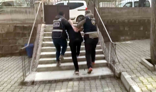 Kesinleşmiş cezası bulunan firari, mutfak dolabından çıktı