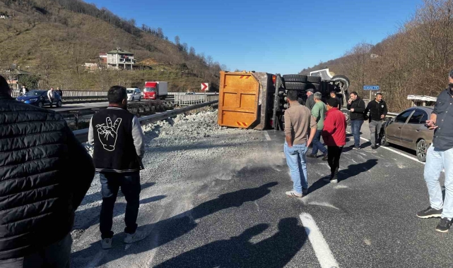 Kil yüklü kamyon devrildi, sahil yolu bir saat ulaşıma kapandı: 1 yaralı