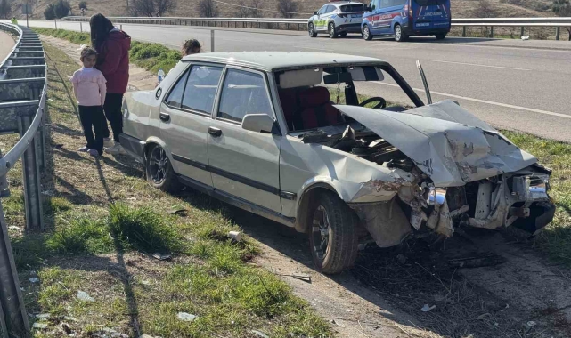 Kilis'te bariyerlere çarpan otomobildeki 2 kişi yaralandı