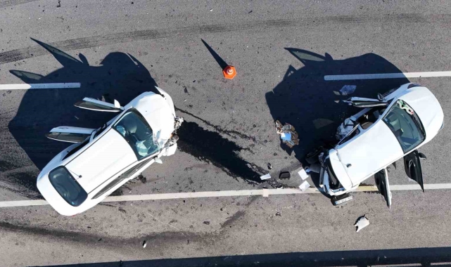 Kırıkkale'de çarpışan otomobiller hurdaya döndü: 2 yaralı