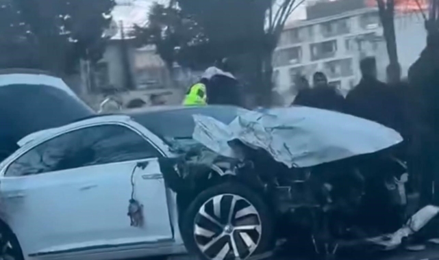 Kırmızı ışıkta bekleyen otomobile tır çarptı: 2 yaralı