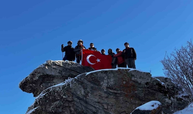Kırşehir'de dağcılar Gönül Dağı'na çıkarak Türk bayrağı açtı