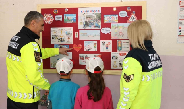 Kırşehir'de jandarmadan öğrencilere trafik eğitimi