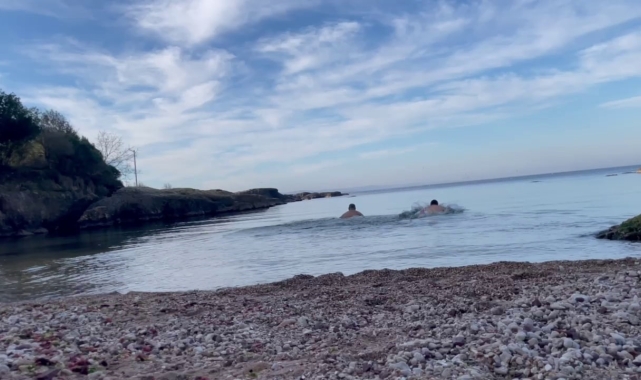 Kış ayında yazdan kalma günler: Deniz sezonunu Ocak ayında açtılar