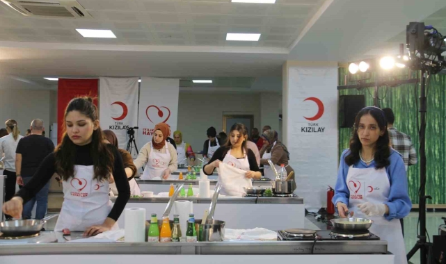 Kızılay'ın 'İyilikle Pişen Hayatlar' projesiyle depremzede kadınlar aşçılık atölyesinde buluştu
