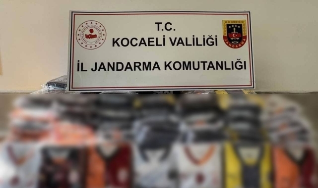 Kocaeli'de bin 206 kaçak futbol takımı forması ele geçirildi