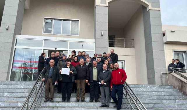 Kocasının bıraktığı muhtarlık bayrağını karısı devraldı