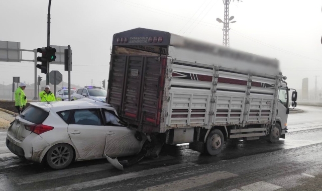 Konya'da otomobil kamyonete arkadan çarptı: 1 yaralı