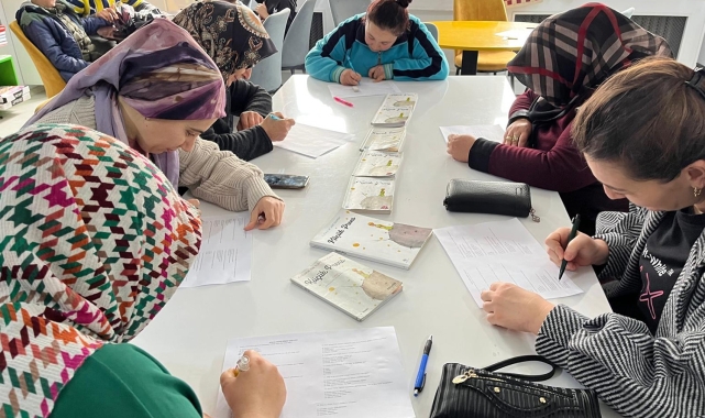 Kula'da 'Manisa her yerde okuyor' projesiyle veliler sıralara geri döndü