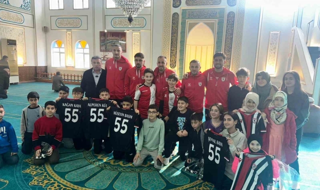 Kur'an kursunu tamamlayan çocuklara futbolculardan sürpriz