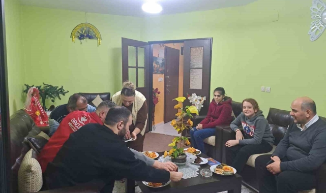 Kursa katılan öğrencilerin ailelerine çaya gidiyorlar