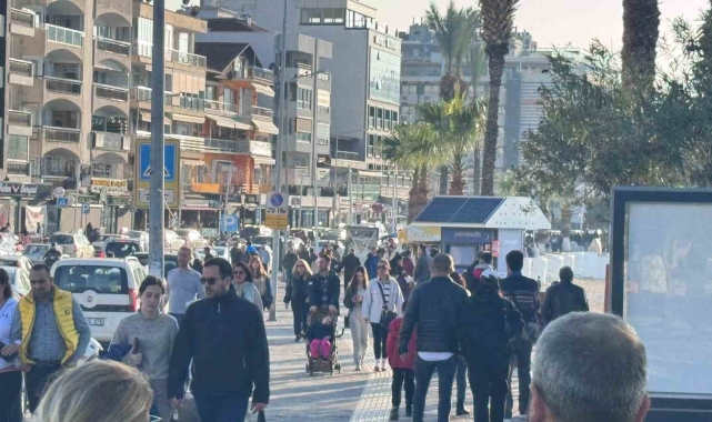 Kuşadası'nda güneşi gören sahile koştu