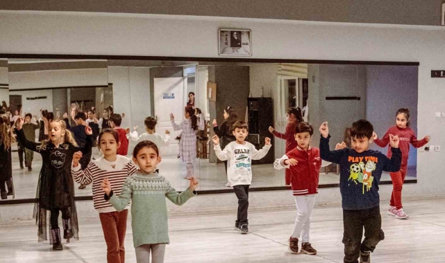 Kuşadası'nda halk oyunları gelecek kuşaklara aktarılıyor