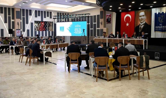 Kuşadası'ndaki meclis toplantısında turistik tesislerin katkısı dikkat çekti