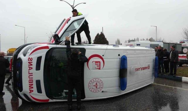 Kütahya'da ambulansla otomobil çarpıştı: 1 kişi yaralandı