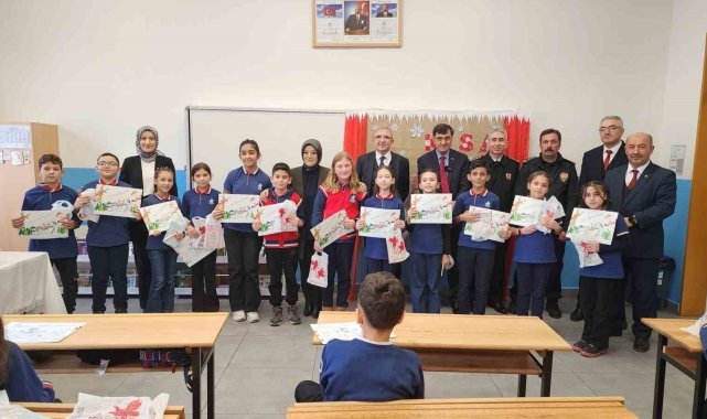 Kütahya'da protokol üyeleri karne töreninde öğrencilerle buluştu