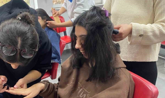 Liseli kızlar özel eğitim öğrencilerinin saç ve tırnak bakımını yaptı